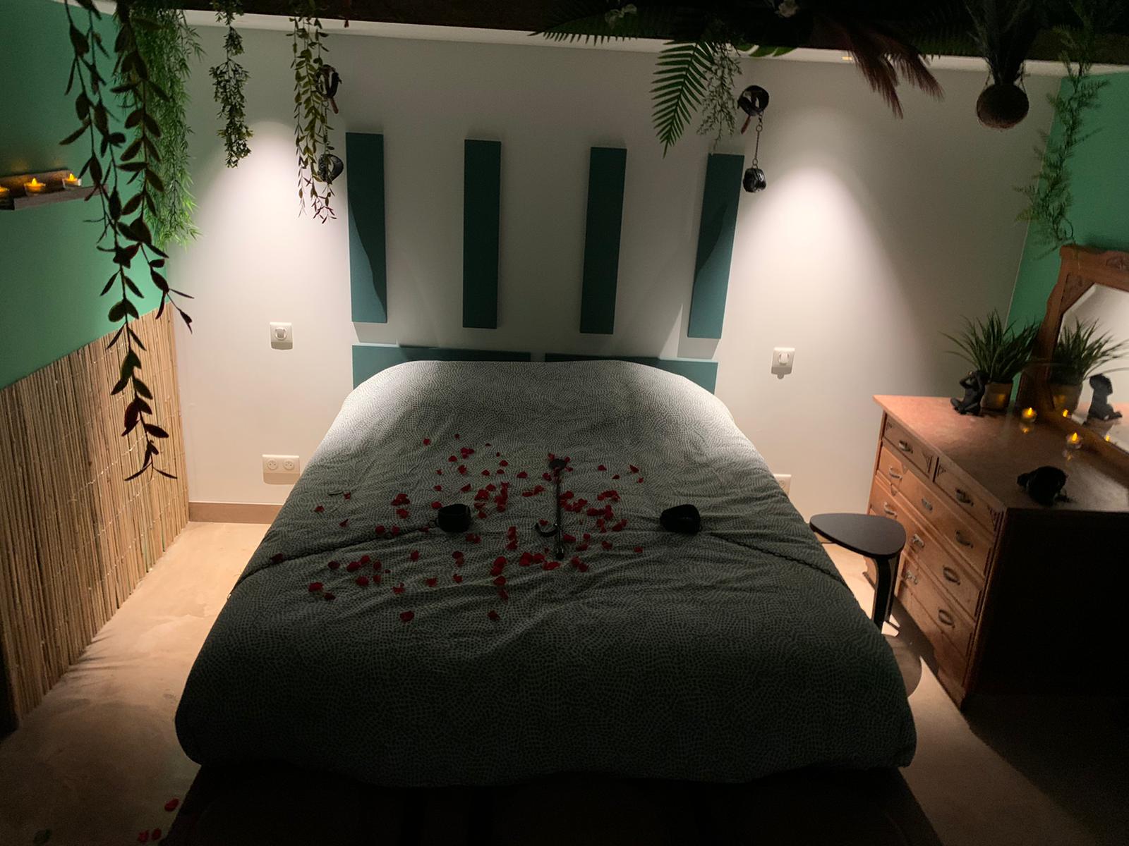 Lit préparé dans l’atmosphère intime de The Secret Jungle